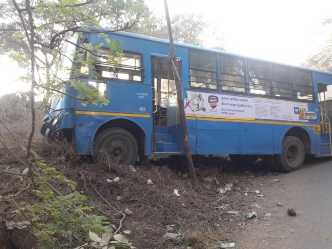 Pune bus break fail 50 passengers safe | ब्रेक फेल झालेल्या बसचालकाच्या प्रसंगावधाने ५० प्रवासी सुरक्षित Pune bus break fail 50 passengers safe | ब्रेक फेल झालेल्या बसचालकाच्या प्रसंगावधाने ५० प्रवासी सुरक्षित