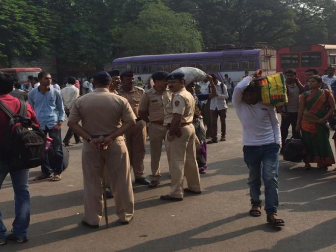 Pune: MP Supriya Sulei meets visiting activist ST employees | एसटी कर्मचा-यांचा संप : पुण्यातून एकही बस सुटली नाही, खासगी वाहतूकदारांकडून प्रवाशांची होतेय लूट