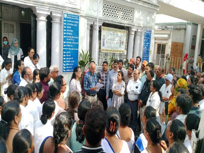 Health workers at Patel Hospital beaten up by outsiders | पटेल रुग्णालयात आरोग्य कर्मचाऱ्यांना बाहेरील नागरिकांकडून मारहाण Health workers at Patel Hospital beaten up by outsiders | पटेल रुग्णालयात आरोग्य कर्मचाऱ्यांना बाहेरील नागरिकांकडून मारहाण