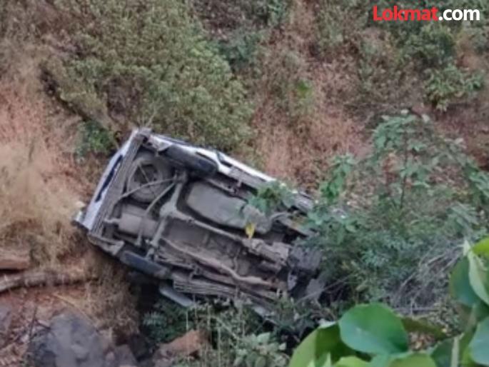 Pune Accident: Car falls into Varandha Ghat; One dead, 8 passengers seriously injured | Pune Accident: वरंधा घाटात 100 फूट दरीत कोसळली कार; एकाचा मृत्यू, 8 प्रवासी गंभीर जखमी Pune Accident: Car falls into Varandha Ghat; One dead, 8 passengers seriously injured | Pune Accident: वरंधा घाटात 100 फूट दरीत कोसळली कार; एकाचा मृत्यू, 8 प्रवासी गंभीर जखमी