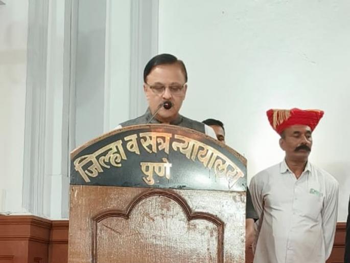 Respect should be given to those who studied the subject and wrote the book: Justice Abhay Oak | विषयाचा अभ्यास करून पुस्तक लिहिणाऱ्यांचा आदर केला पाहिजे - न्यायमूर्ती अभय ओक Respect should be given to those who studied the subject and wrote the book: Justice Abhay Oak | विषयाचा अभ्यास करून पुस्तक लिहिणाऱ्यांचा आदर केला पाहिजे - न्यायमूर्ती अभय ओक