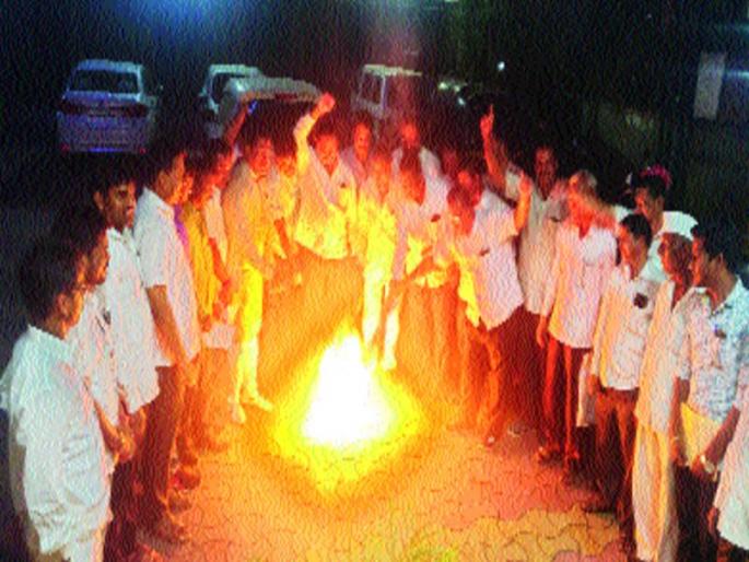 pune News | जलसंपदाच्या निविदेची होळी, जलसंपदा राज्यमंत्र्यांनी फसवणूक केल्याचा आरोप pune News | जलसंपदाच्या निविदेची होळी, जलसंपदा राज्यमंत्र्यांनी फसवणूक केल्याचा आरोप