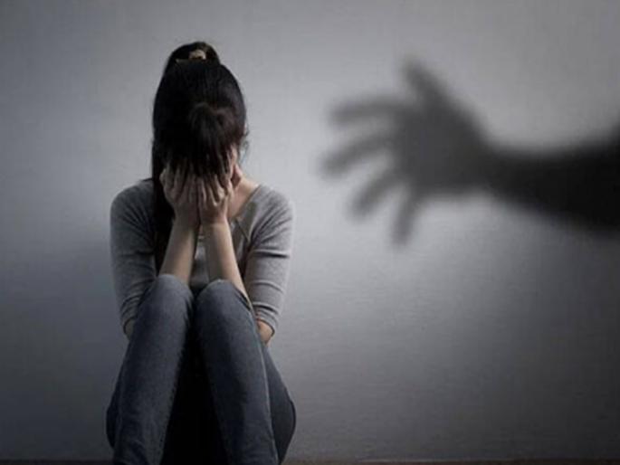 A teacher released on bail sexually assaults a student | जामिनावर सुटलेल्या शिक्षकाचे विद्यार्थिनीशी अश्लील चाळे; प्राचार्य, ट्रस्टींसह ७ जण गजाआड A teacher released on bail sexually assaults a student | जामिनावर सुटलेल्या शिक्षकाचे विद्यार्थिनीशी अश्लील चाळे; प्राचार्य, ट्रस्टींसह ७ जण गजाआड