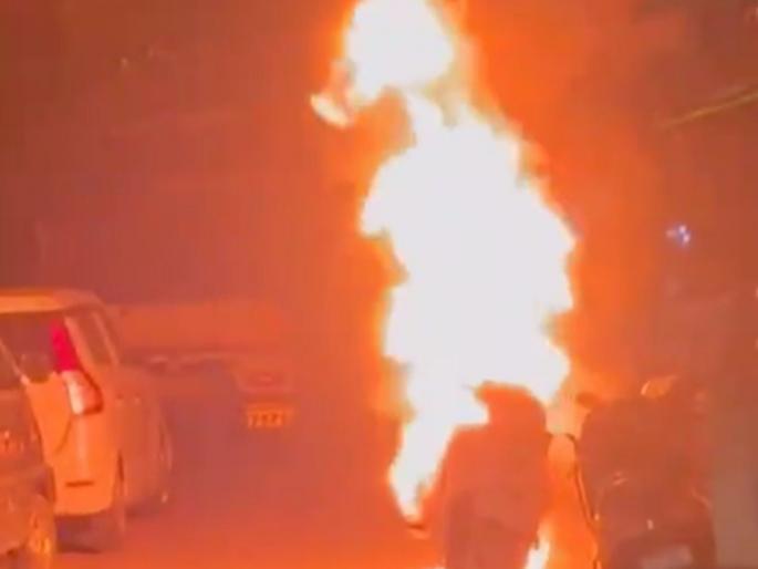 Gangsters attack in Bharti University area, attempt to burn hotel operator by pouring petrol on his body | भारती विद्यापीठ परिसरात गुंडांचा हैदोस, हॉटेल चालकावर अंगावर पेट्रोल टाकून जाळण्याचा प्रयत्न Gangsters attack in Bharti University area, attempt to burn hotel operator by pouring petrol on his body | भारती विद्यापीठ परिसरात गुंडांचा हैदोस, हॉटेल चालकावर अंगावर पेट्रोल टाकून जाळण्याचा प्रयत्न