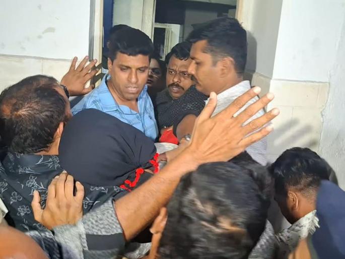Pune Crime News Clothes found in the field, police became suspicious; They searched at midnight, how was the accused in the Swargate bus case found? | Pune Rape Case: शेतात कपडे सापडले, पोलिसांना संशय आला; मध्यरात्री चक्र फिरवली, स्वारगेट प्रकरणातील आरोपी कसा सापडला?