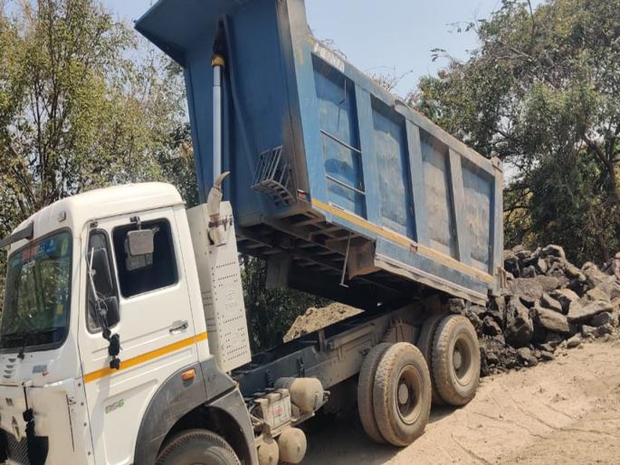 Rampage in river expensive, action against nine vehicles pune latest news | Pimpri Chinchwad: नदीत राडारोडा टाकणे महागात, नऊ वाहनांवर कारवाई Rampage in river expensive, action against nine vehicles pune latest news | Pimpri Chinchwad: नदीत राडारोडा टाकणे महागात, नऊ वाहनांवर कारवाई