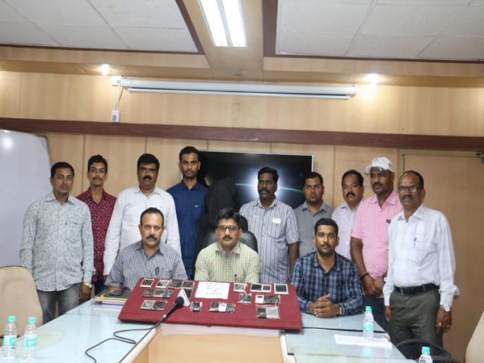 Pune police caught mobile thief: found 24 handsets | स्वस्तात मोबाईल विकणारा निघाला चोर : सापडले २४ हँडसेट Pune police caught mobile thief: found 24 handsets | स्वस्तात मोबाईल विकणारा निघाला चोर : सापडले २४ हँडसेट