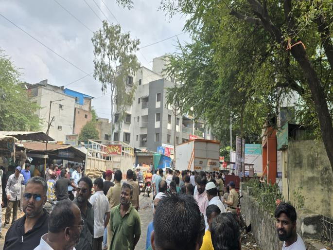 Four persons seriously injured by electric shock during the procession Incident at Anand Park in Vadgaonsheri | जुलूस मिरवणुकीत चार जणांना विजेचा धक्का लागल्याने गंभीर जखमी; वडगावशेरीतील आनंद पार्कमधील घटना Four persons seriously injured by electric shock during the procession Incident at Anand Park in Vadgaonsheri | जुलूस मिरवणुकीत चार जणांना विजेचा धक्का लागल्याने गंभीर जखमी; वडगावशेरीतील आनंद पार्कमधील घटना