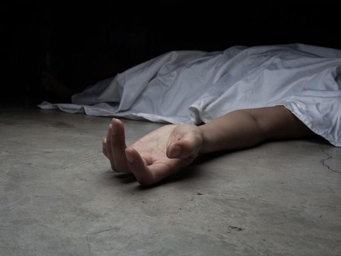 Father's paradise kept overnight in the parking lot; The boy sleeps in the house | वडिलांचं पार्थिव रात्रभर पार्किंगमध्ये ठेवून 'तो' घरात निवांत झोपला Father's paradise kept overnight in the parking lot; The boy sleeps in the house | वडिलांचं पार्थिव रात्रभर पार्किंगमध्ये ठेवून 'तो' घरात निवांत झोपला