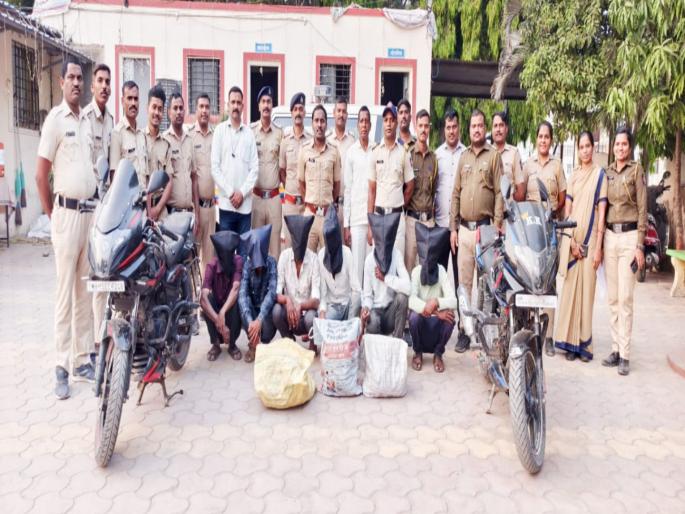 pune crime Otur police arrest 6 accused for stealing electric car cables | विद्युत मोटारीचे केबल चोरी करणाऱ्या ६ आरोपींला ओतुर पोलीसांनी केली अटक pune crime Otur police arrest 6 accused for stealing electric car cables | विद्युत मोटारीचे केबल चोरी करणाऱ्या ६ आरोपींला ओतुर पोलीसांनी केली अटक
