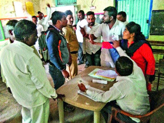 Today's Gram Panchayats result; Ladders in singles | ग्रामपंचायतींचा आज निकाल; एकेरीवाडीत लाठीमार Today's Gram Panchayats result; Ladders in singles | ग्रामपंचायतींचा आज निकाल; एकेरीवाडीत लाठीमार