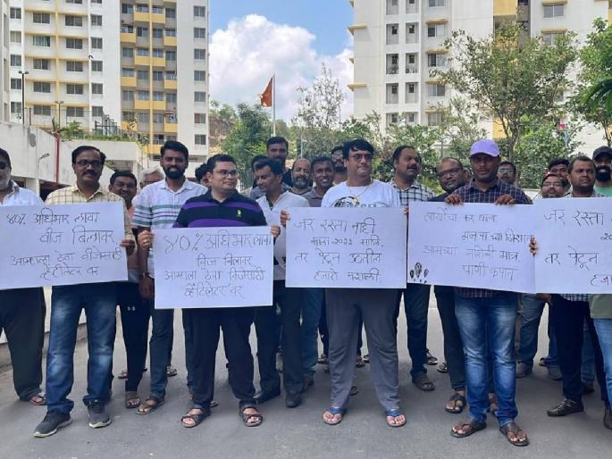 The silent cry of the citizens of the Three Jewels Society for water and roads | पाणी आणि रस्त्यासाठी थ्री ज्वेल्स सोसायटीच्या नागरिकांचा मूक आक्रोश