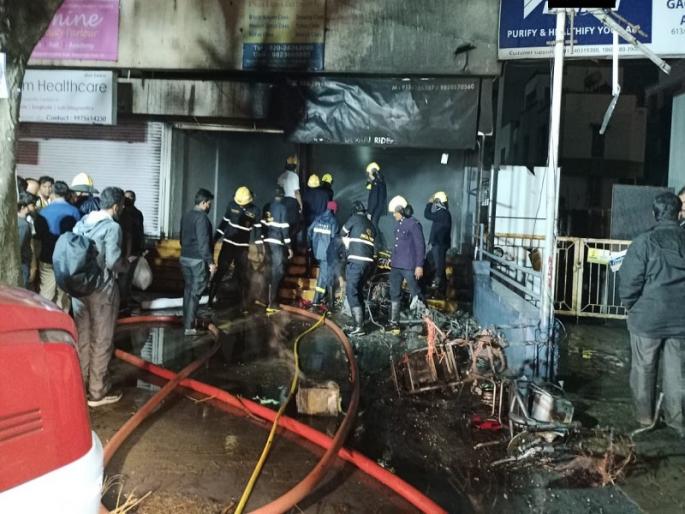 Electric car showroom fire in Pune 7 electric bikes burn pune latest news | पुण्यात इलेक्ट्रिक गाड्यांच्या शोरुमला आग; ७ इलेक्ट्रिक दुचाकी जळून खाक Electric car showroom fire in Pune 7 electric bikes burn pune latest news | पुण्यात इलेक्ट्रिक गाड्यांच्या शोरुमला आग; ७ इलेक्ट्रिक दुचाकी जळून खाक