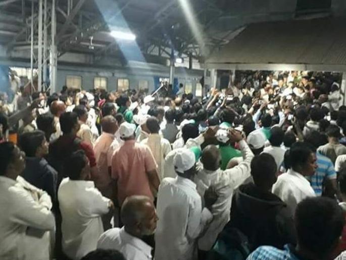 Kisan Debt Mukti Yatra will be forwarded from Pune, strongly appreciated by farmers' family | किसान ऋण मुक्ती यात्रा पुण्यातून पुढे रवाना, शेतकरी कुटुंबीयांचे जोरदार स्वागत Kisan Debt Mukti Yatra will be forwarded from Pune, strongly appreciated by farmers' family | किसान ऋण मुक्ती यात्रा पुण्यातून पुढे रवाना, शेतकरी कुटुंबीयांचे जोरदार स्वागत