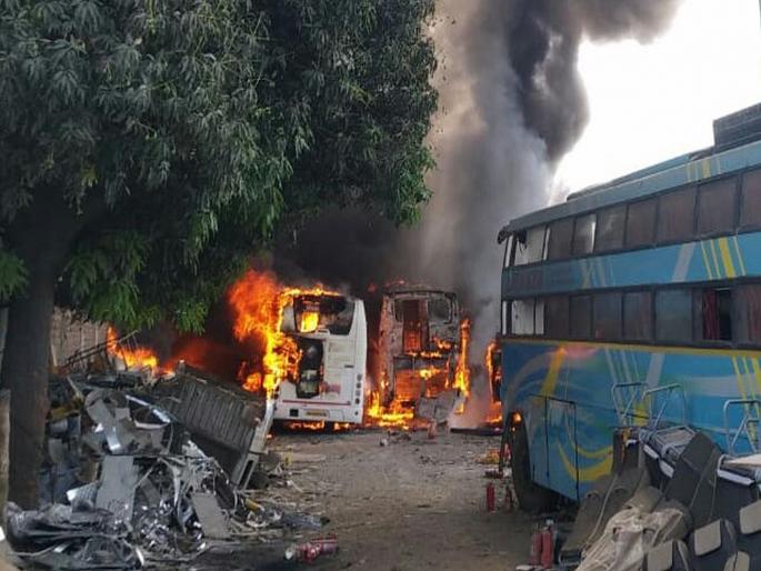 massive fire breaks out in pune 10 buses burn | सातारा रोडवरील शिंदेवाडी येथे शिवशाहीसह 10 बस जळून खाक massive fire breaks out in pune 10 buses burn | सातारा रोडवरील शिंदेवाडी येथे शिवशाहीसह 10 बस जळून खाक