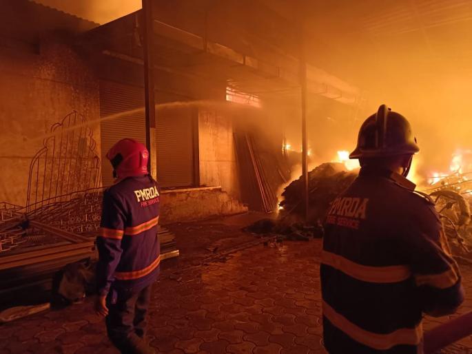 Pune: A massive fire broke out at a godown where mandap materials were stored, three workers were burnt to death | Pune: मंडपाचे साहित्य ठेवलेल्या गोडाऊनला भीषण आग, तीन कामगारांचा जळून मृत्यू Pune: A massive fire broke out at a godown where mandap materials were stored, three workers were burnt to death | Pune: मंडपाचे साहित्य ठेवलेल्या गोडाऊनला भीषण आग, तीन कामगारांचा जळून मृत्यू