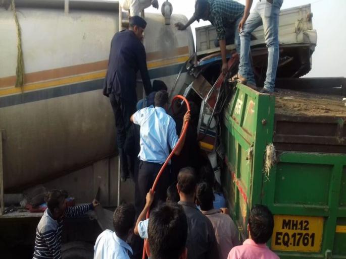 Lonar Kalbhoranjek driver of the firefighting officer rescued from the fire | VIDEO- लोणी काळभोरनजीक अपघातात चालकाची अग्निशमन दलाकडून सुटका Lonar Kalbhoranjek driver of the firefighting officer rescued from the fire | VIDEO- लोणी काळभोरनजीक अपघातात चालकाची अग्निशमन दलाकडून सुटका