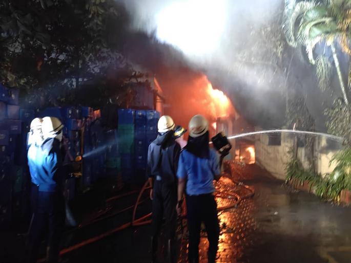 Massive fire breaks out at a company in Bhosari MIDC; No loss of life due to holiday | भोसरी एमआयडीसीतील कंपनीला भीषण आग; सुट्टीमुळे कोणत्याही स्वरूपाची जीवितहानी नाही
