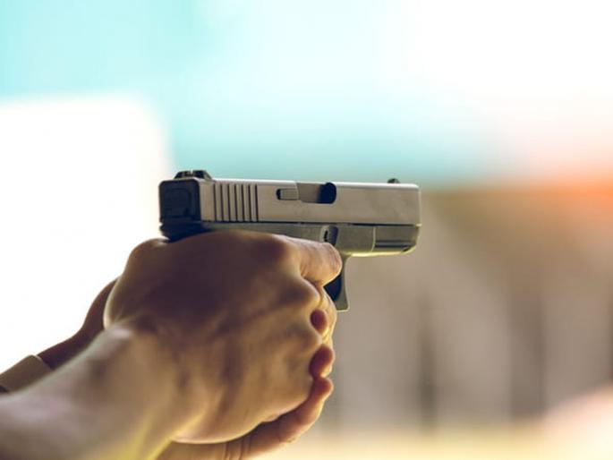 After Mumbai again in Pune! A bullion businessman shot a shopkeeper, then committed suicide aundh baner area | मुंबईनंतर पुन्हा पुण्यात! सराफ व्यवसायिकाने दुकानमालकावर गोळ्या झाडल्या, नंतर स्वत: केली आत्महत्या After Mumbai again in Pune! A bullion businessman shot a shopkeeper, then committed suicide aundh baner area | मुंबईनंतर पुन्हा पुण्यात! सराफ व्यवसायिकाने दुकानमालकावर गोळ्या झाडल्या, नंतर स्वत: केली आत्महत्या
