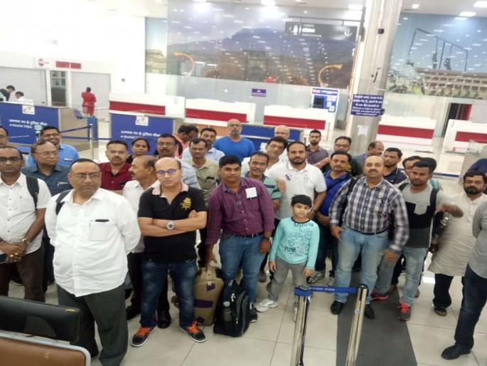 The plane's flight was delayed by 11 hours due to the hoaxes of the passengers against the company | विमान उड्डाणाला 11 तास विलंब झाल्यानं प्रवाशांची कंपनीविरोधात घोषणाबाजी The plane's flight was delayed by 11 hours due to the hoaxes of the passengers against the company | विमान उड्डाणाला 11 तास विलंब झाल्यानं प्रवाशांची कंपनीविरोधात घोषणाबाजी