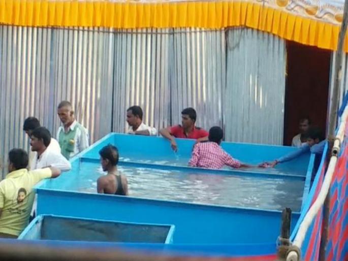 Visarjan of Ganesh idol for two minutes only : someone taking them out of water | धक्कादायक! विसर्जनानंतर काही मिनिटांतच गणेशमूर्ती शेडमध्ये, यशवंतराव चव्हाण नाट्यगृहातील प्रकार Visarjan of Ganesh idol for two minutes only : someone taking them out of water | धक्कादायक! विसर्जनानंतर काही मिनिटांतच गणेशमूर्ती शेडमध्ये, यशवंतराव चव्हाण नाट्यगृहातील प्रकार