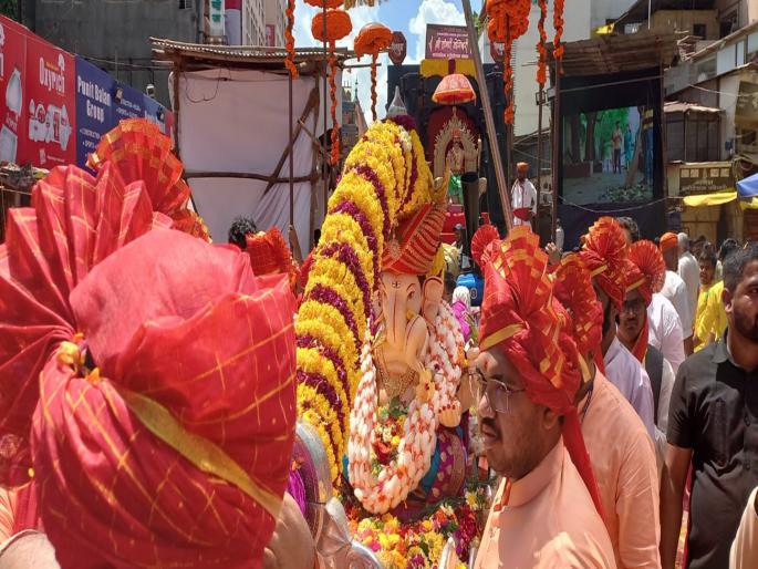 the procession of Tambadi Jogeshwari ganpati starts in jubilation | रामजी की निकली सवारी, ठेका धरत मानाचा दुसरा श्री तांबडी जोगेश्वरीची जल्लोषात मिरवणूक सुरू the procession of Tambadi Jogeshwari ganpati starts in jubilation | रामजी की निकली सवारी, ठेका धरत मानाचा दुसरा श्री तांबडी जोगेश्वरीची जल्लोषात मिरवणूक सुरू