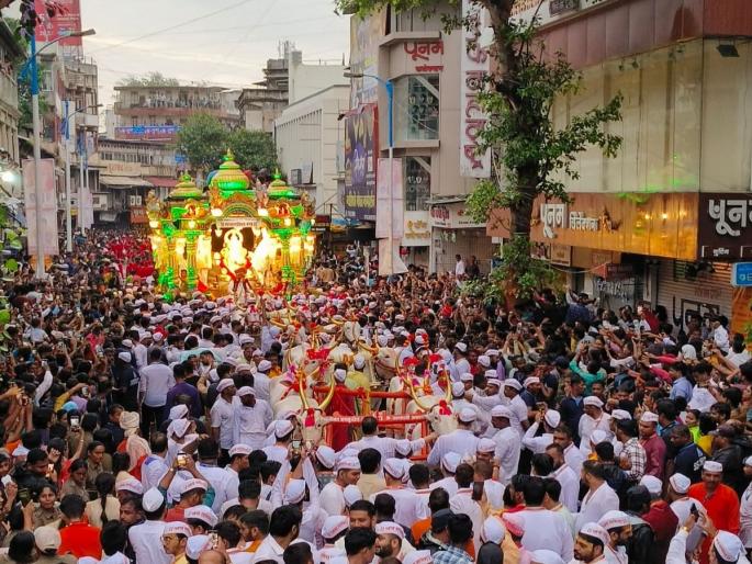 Immersion of all the five important Ganapati in Pune; The procession lasted for 9 hours | मानाच्या पाचही गणरायांचे दिमाखात विसर्जन; मानाच्या गणरायांची मिरवणूक ९ तास चालली  Immersion of all the five important Ganapati in Pune; The procession lasted for 9 hours | मानाच्या पाचही गणरायांचे दिमाखात विसर्जन; मानाच्या गणरायांची मिरवणूक ९ तास चालली