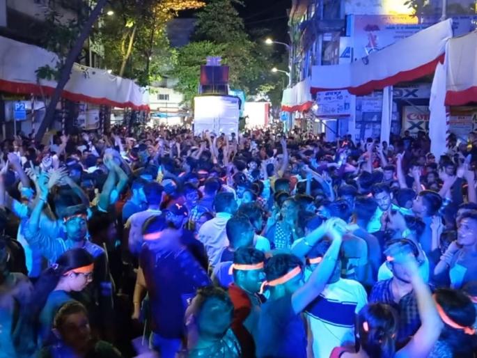 ganesh mandal on kelkar street in pune out of control and ignoring police instructions | पुण्यातील केळकर रस्त्यावर मंडळाचा धांगडधिंगा; पोलिसांच्या सुचनेकडे दुर्लक्ष