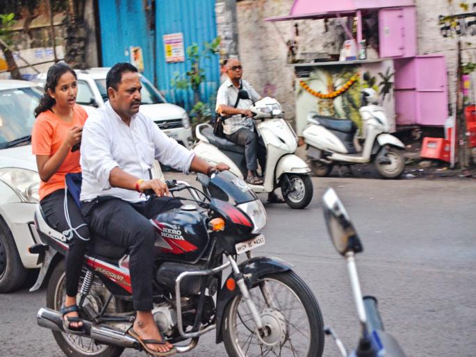 Here even drivers don't use helmets But now both are forced | इथे चालकही वापरेना हेल्मेट; आता मात्र दाेघांनाही सक्ती Here even drivers don't use helmets But now both are forced | इथे चालकही वापरेना हेल्मेट; आता मात्र दाेघांनाही सक्ती