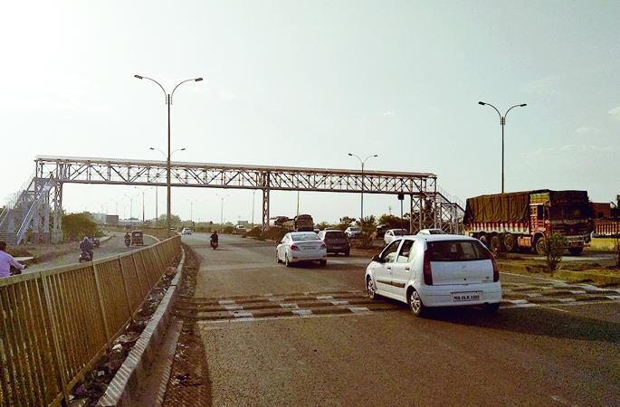 Who will go for forty-five feet? Do not want us to bridge .. Now tunnel air! | बेचाळीस पायºया चढून जाणार कोण? पूल नको आम्हाला.. आता बोगदा हवा ! Who will go for forty-five feet? Do not want us to bridge .. Now tunnel air! | बेचाळीस पायºया चढून जाणार कोण? पूल नको आम्हाला.. आता बोगदा हवा !