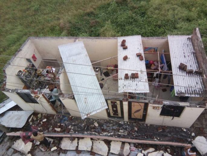 Maylaki's victim by stormy rain | वादळी पावसाने घेतला मायलेकीचा बळी Maylaki's victim by stormy rain | वादळी पावसाने घेतला मायलेकीचा बळी