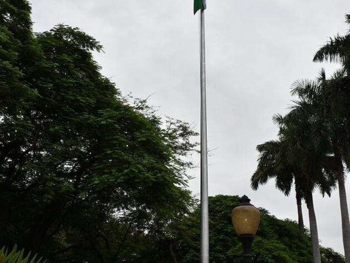 Guardian Minister Girish Bapat flagged off in Pune | पुण्यात पालकमंत्री गिरीश बापट यांच्या हस्ते ध्वजरोहण  