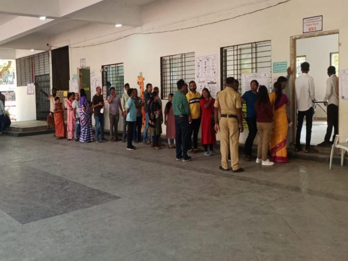 Vote Mohol or Dhangekar in Pune? Voting today in Shirur, Maval too | Vote कर पुणेकर! पुण्यात मोहोळ की धंगेकर? शिरूर, मावळातही मतदानाला उत्स्फूर्त प्रतिसाद Vote Mohol or Dhangekar in Pune? Voting today in Shirur, Maval too | Vote कर पुणेकर! पुण्यात मोहोळ की धंगेकर? शिरूर, मावळातही मतदानाला उत्स्फूर्त प्रतिसाद