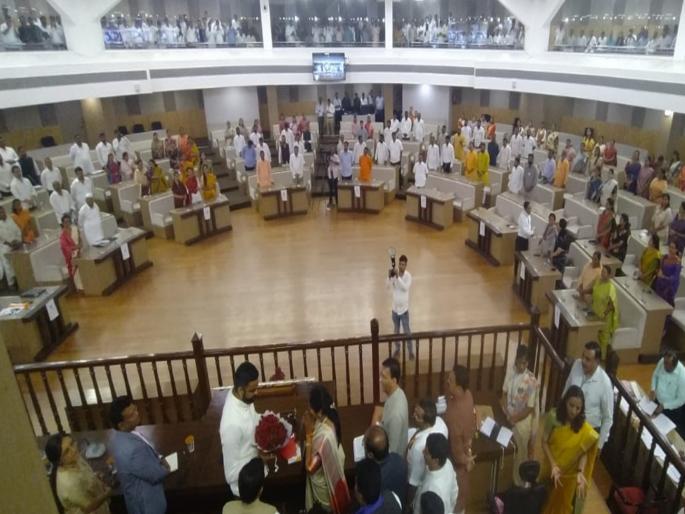 Pune Mayor Pune corporators broke the rules on the first day; activists went straight to the hall for a reel | Pune Mayor: पुण्याच्या नगरसेवकांनी पहिल्याच दिवशी नियम मोडले; कार्यकर्त्यांचा रीलसाठी सभागृहात थेट वावर Pune Mayor Pune corporators broke the rules on the first day; activists went straight to the hall for a reel | Pune Mayor: पुण्याच्या नगरसेवकांनी पहिल्याच दिवशी नियम मोडले; कार्यकर्त्यांचा रीलसाठी सभागृहात थेट वावर