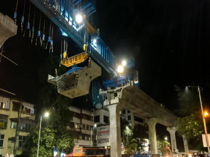 Metro work continue in heavy rains and night | भर पावसात आणि तेही रात्री युध्दपातळीवर सुरु मेट्रोचे काम 