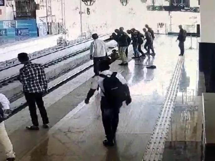 Pune: The time had come but... My-Leka's life was saved due to the intervention of the security guard | Pune: काळ आला होता पण... सुरक्षारक्षकाच्या प्रसंगावधानामुळे वाचले माय-लेकाचे प्राण Pune: The time had come but... My-Leka's life was saved due to the intervention of the security guard | Pune: काळ आला होता पण... सुरक्षारक्षकाच्या प्रसंगावधानामुळे वाचले माय-लेकाचे प्राण