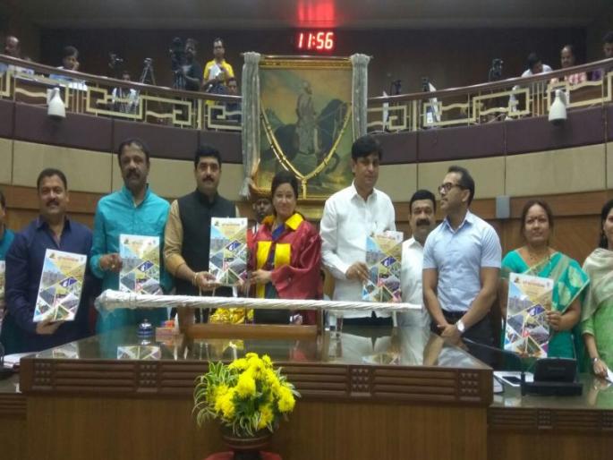 Pune Municipal Corporation's new budget, free sanitary napkins for girls from MNP schools | पुणे मनपाचे नवीन अंदाजपत्रक सादर, मनपाच्या शाळांमधील मुलींना मोफत सॅनिटरी नॅपकिन Pune Municipal Corporation's new budget, free sanitary napkins for girls from MNP schools | पुणे मनपाचे नवीन अंदाजपत्रक सादर, मनपाच्या शाळांमधील मुलींना मोफत सॅनिटरी नॅपकिन