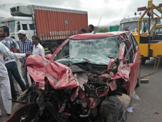 One killed, two injured in Mumbai accident on Pune Expressway | मुंबई - पुणे द्रुतगती मार्गावर अपघात : एक ठार, दोन जखमी One killed, two injured in Mumbai accident on Pune Expressway | मुंबई - पुणे द्रुतगती मार्गावर अपघात : एक ठार, दोन जखमी