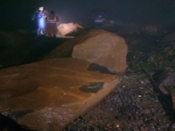 Pune : landslide on railway track near monkey hill,Pune-Mumbai railway service collapsed | खंडाळा घाटातली दरड हटवली, पुणे-मुंबई रेल्वे सेवा पूर्ववत Pune : landslide on railway track near monkey hill,Pune-Mumbai railway service collapsed | खंडाळा घाटातली दरड हटवली, पुणे-मुंबई रेल्वे सेवा पूर्ववत