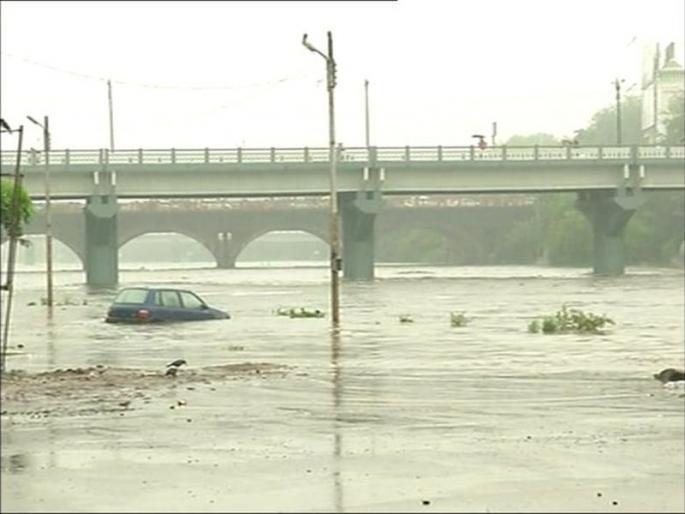 In Pune, the Khadakwasla Dam filled 100 percent, the river Mutha flowing through the city flooded it | पुण्यात खडकवासला धरण 100 टक्के भरले, शहरातून वाहणाऱ्या मुठा नदीला पूर In Pune, the Khadakwasla Dam filled 100 percent, the river Mutha flowing through the city flooded it | पुण्यात खडकवासला धरण 100 टक्के भरले, शहरातून वाहणाऱ्या मुठा नदीला पूर