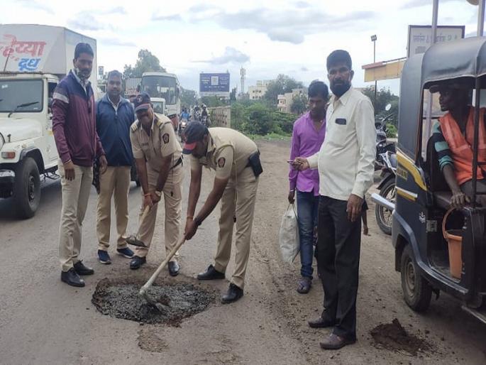 Dangerous potholes on Pune-Nagar highway were filled by the police | पोलिसांनीच बुजविले पुणे-नगर महामार्गावरील धोकादायक खड्डे; प्रशासनाचे दुर्लक्ष Dangerous potholes on Pune-Nagar highway were filled by the police | पोलिसांनीच बुजविले पुणे-नगर महामार्गावरील धोकादायक खड्डे; प्रशासनाचे दुर्लक्ष