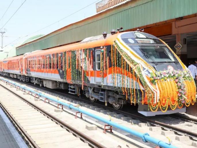 She arrived and so did the guests... The grand pavilion was decorated with garlands, garlands, flags and flowers. | ती आली अन् पाहुणेही आले... हार, तोरणं, पताका आणि फुलांनी भव्य सभामंडपही सज्ज