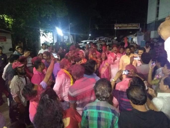 Natraj pannel win election of akhil bharatiy marathi natya parishad's pune branch | नटराज पॅनेलचा टिळक स्मारक मंदिराबाहेर गुलाल उधळून जल्लोष Natraj pannel win election of akhil bharatiy marathi natya parishad's pune branch | नटराज पॅनेलचा टिळक स्मारक मंदिराबाहेर गुलाल उधळून जल्लोष