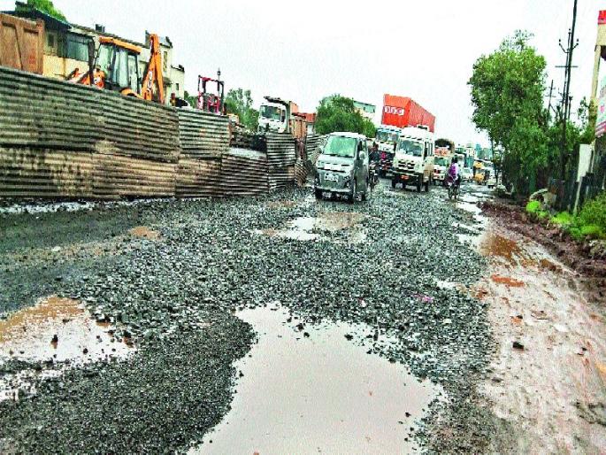 Accidents increase by two-wheeler collapse | सेवारस्त्यावर खड्डेच खड्डे!, दुचाकीस्वार घसरून होणाऱ्या अपघाताचे प्रमाण वाढले Accidents increase by two-wheeler collapse | सेवारस्त्यावर खड्डेच खड्डे!, दुचाकीस्वार घसरून होणाऱ्या अपघाताचे प्रमाण वाढले