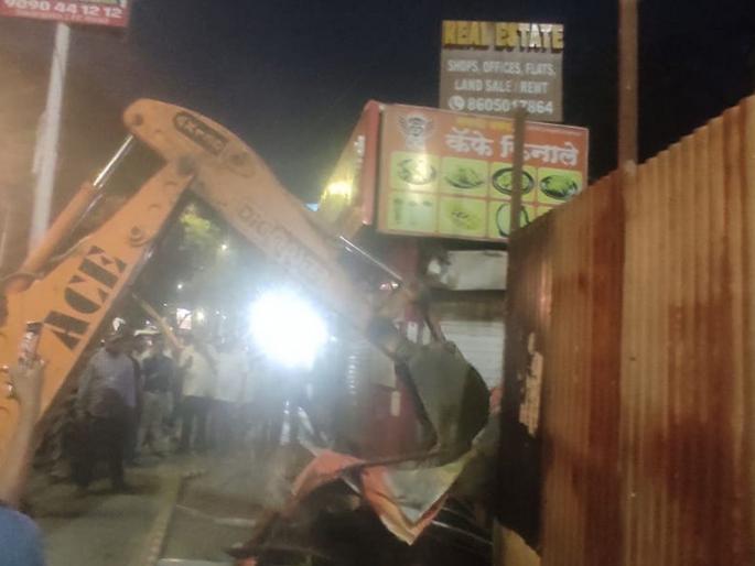 Pune: Municipal Corporation's anti-encroachment action on Ferguson Road | फर्ग्युसन रस्त्यावर महापालिकेची अतिक्रमण विरोधी कारवाई Pune: Municipal Corporation's anti-encroachment action on Ferguson Road | फर्ग्युसन रस्त्यावर महापालिकेची अतिक्रमण विरोधी कारवाई