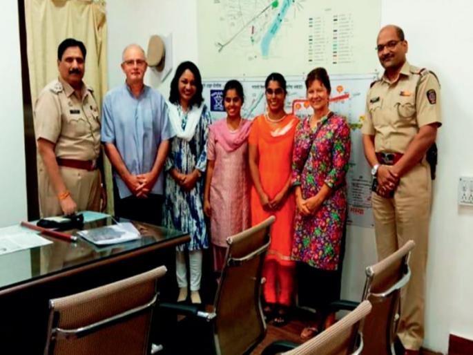 In search of 'angel' in police, girls from New Zealand reached the police station | खाकीतील 'देवदूता'चा शोध घेत 'त्या' पोहोचल्या न्यूझीलंडहून थेट पुण्यातील पोलीस ठाण्यात In search of 'angel' in police, girls from New Zealand reached the police station | खाकीतील 'देवदूता'चा शोध घेत 'त्या' पोहोचल्या न्यूझीलंडहून थेट पुण्यातील पोलीस ठाण्यात