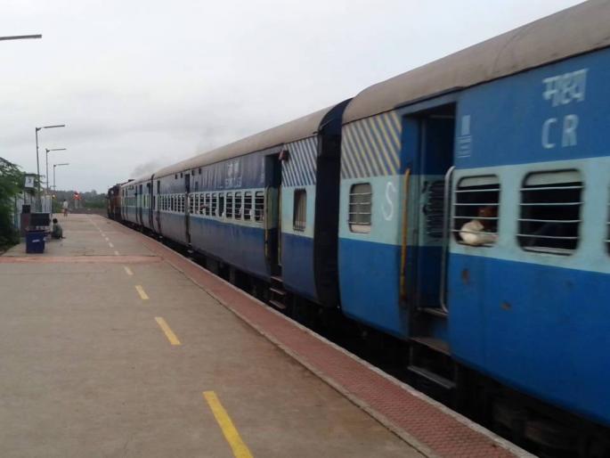 Satara: Pune-Miraj passenger, using the Ain cooled Demu Railway | सातारा : पुणे-मिरज पॅसेंजर, ऐन थंडीत डेमू रेल्वेचा प्रयोग Satara: Pune-Miraj passenger, using the Ain cooled Demu Railway | सातारा : पुणे-मिरज पॅसेंजर, ऐन थंडीत डेमू रेल्वेचा प्रयोग
