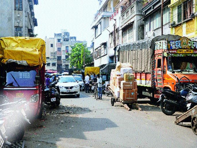 Steeps in pits, heavy vehicles on narrow streets; Parking questions, traffic troubles | पेठांमध्ये होतोय कोंडमारा, चिंचोळ्या रस्त्यांवर जड वाहने; पार्किंगचा प्रश्न, वाहतूककोंडीचा त्रास Steeps in pits, heavy vehicles on narrow streets; Parking questions, traffic troubles | पेठांमध्ये होतोय कोंडमारा, चिंचोळ्या रस्त्यांवर जड वाहने; पार्किंगचा प्रश्न, वाहतूककोंडीचा त्रास