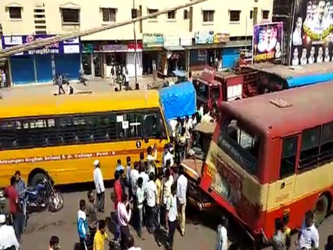5 vehicles met with accident in pune | पुणे : पीएमपीएमएलचा ब्रेक फेल झाल्यानं 5 गाड्यांना बसली धडक, विचित्र अपघातात एकाचा मृत्यू 5 vehicles met with accident in pune | पुणे : पीएमपीएमएलचा ब्रेक फेल झाल्यानं 5 गाड्यांना बसली धडक, विचित्र अपघातात एकाचा मृत्यू