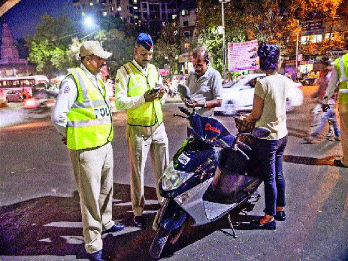 Traffic Police collect revenue from the month, 30 thousand action | वाहतूक पोलिसांकडून महिन्यात कोटीची वसुली, ३० हजारांवर कारवाई  Traffic Police collect revenue from the month, 30 thousand action | वाहतूक पोलिसांकडून महिन्यात कोटीची वसुली, ३० हजारांवर कारवाई
